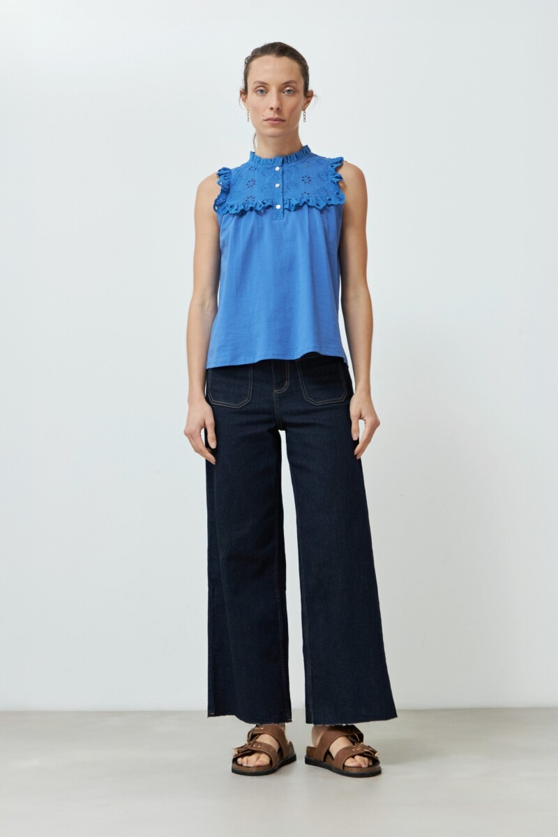 Top con broderie y volados azul regata