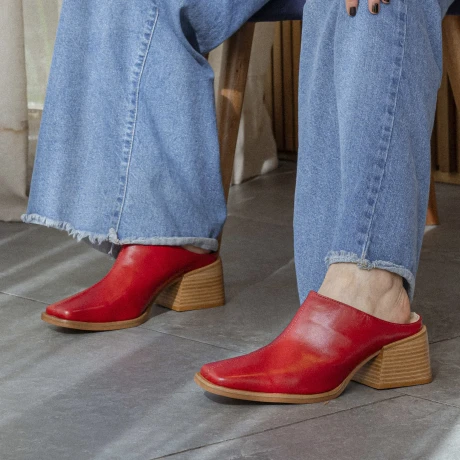 ZUECO VENET - CUERO KOBE ROJO