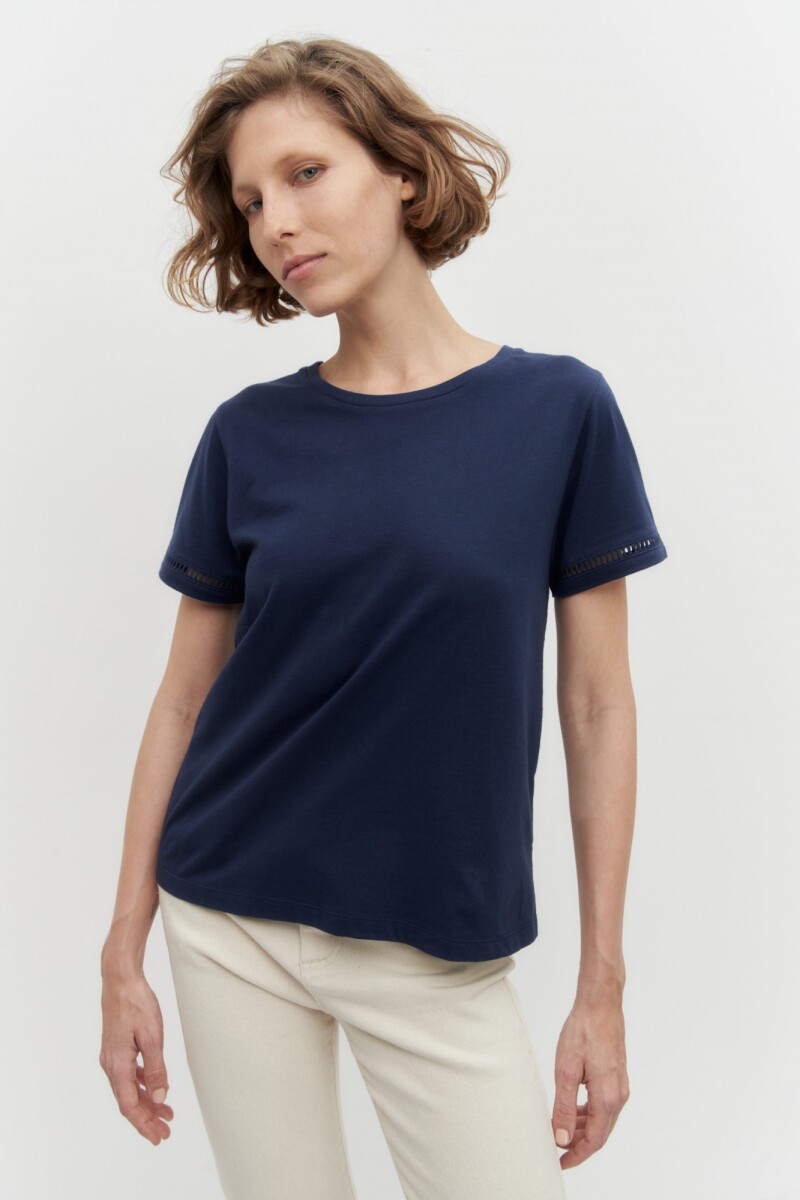 Remera escote base con broderie en espalda - azul marino 