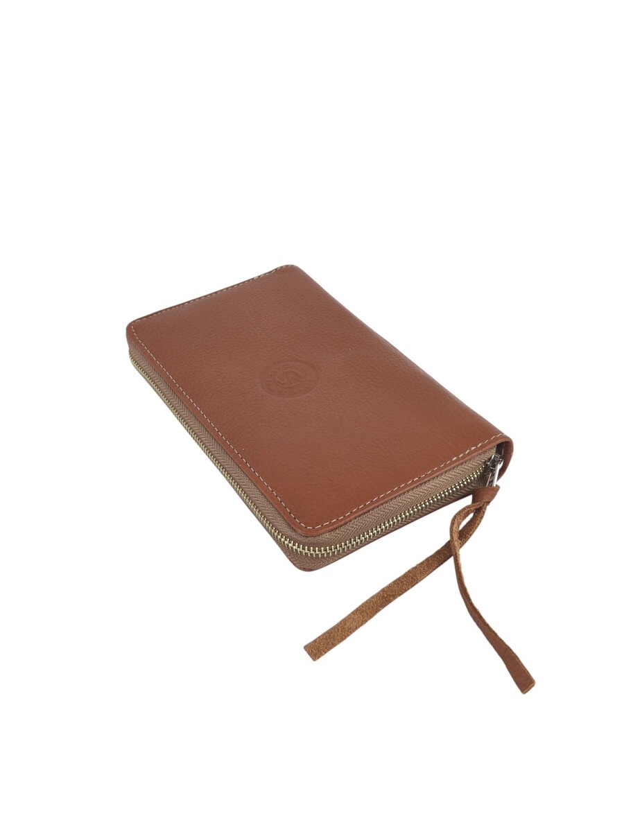 Monedero de Cuero Genuino de Gran Capacidad con Cierre Perimetral - Dulce de Leche 