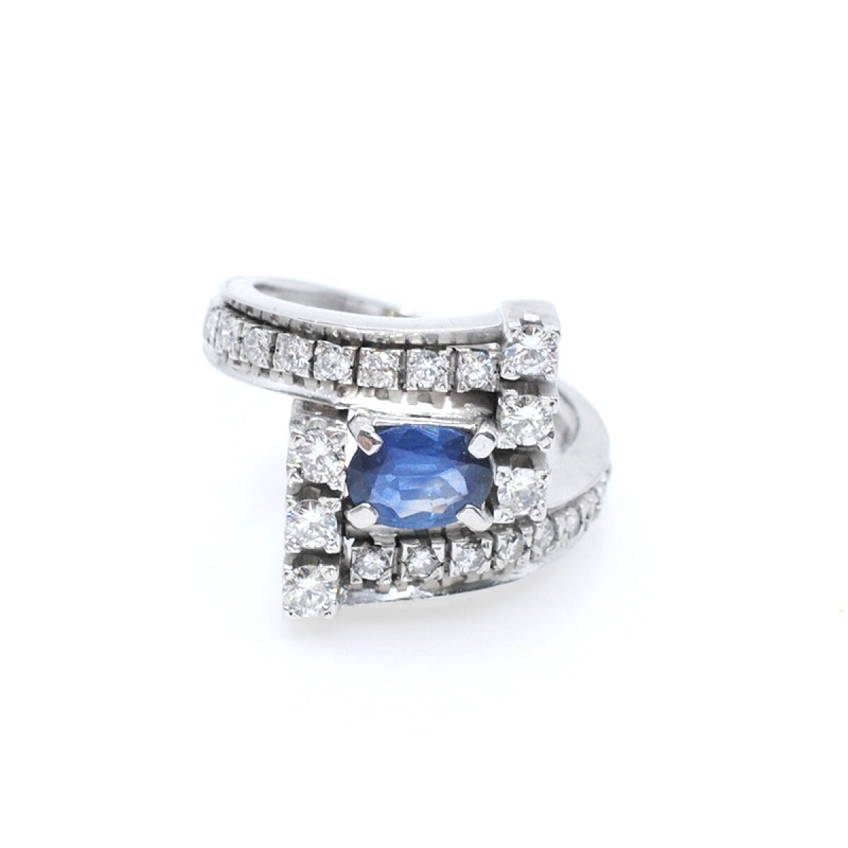 Anillo en oro 18k blanco , brillantes y zafiro 