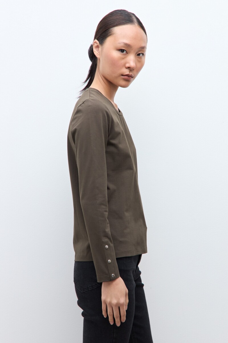 Remera botones en puños verde oliva