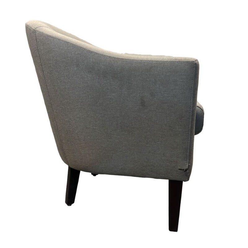 Poltrona tapizada en tela gris - Producto con detalles. Poltrona tapizada en tela gris - Producto con detalles.