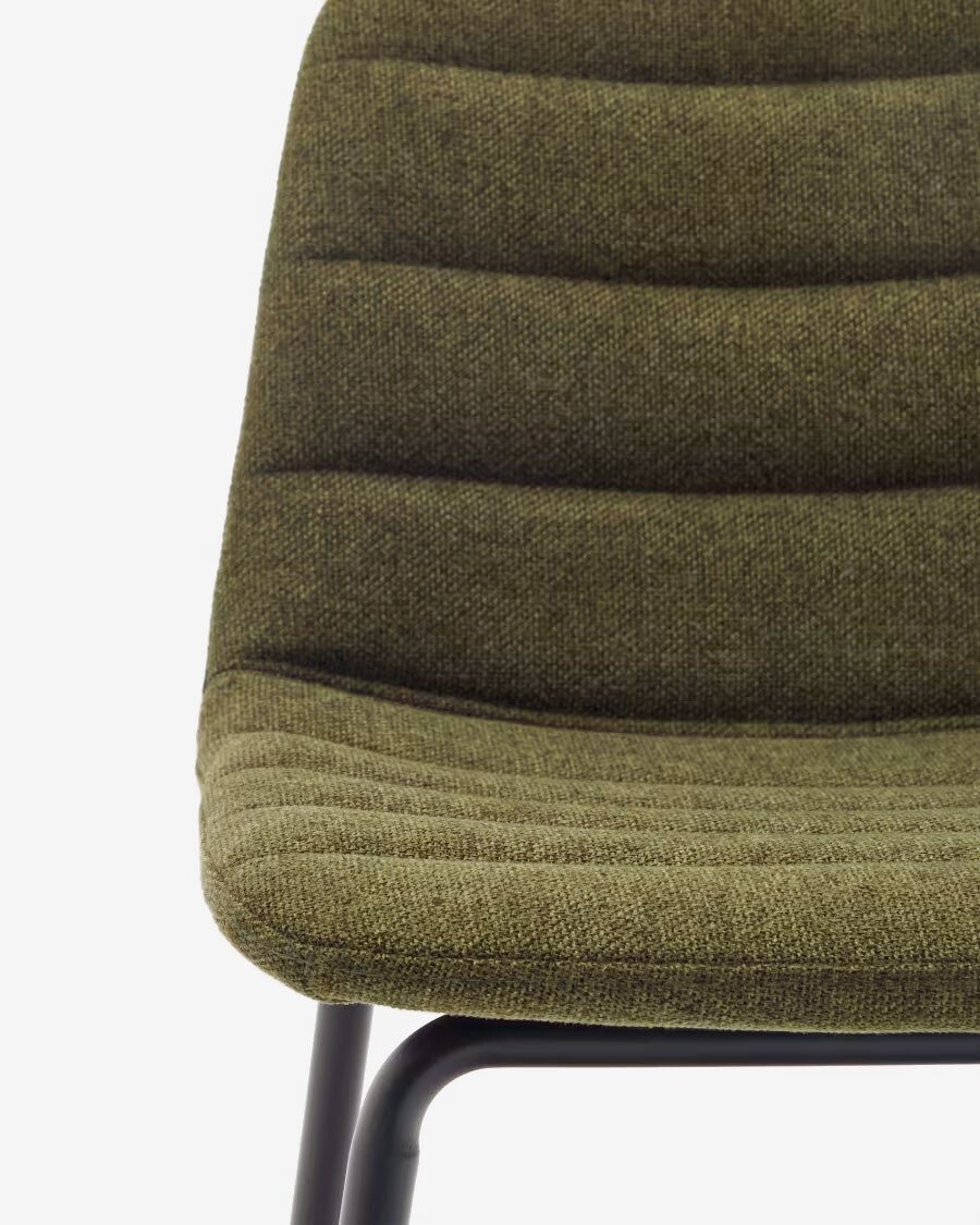 Taburete Zunilda de chenilla verde oscuro y acero con acabado negro mate altura 65 cm