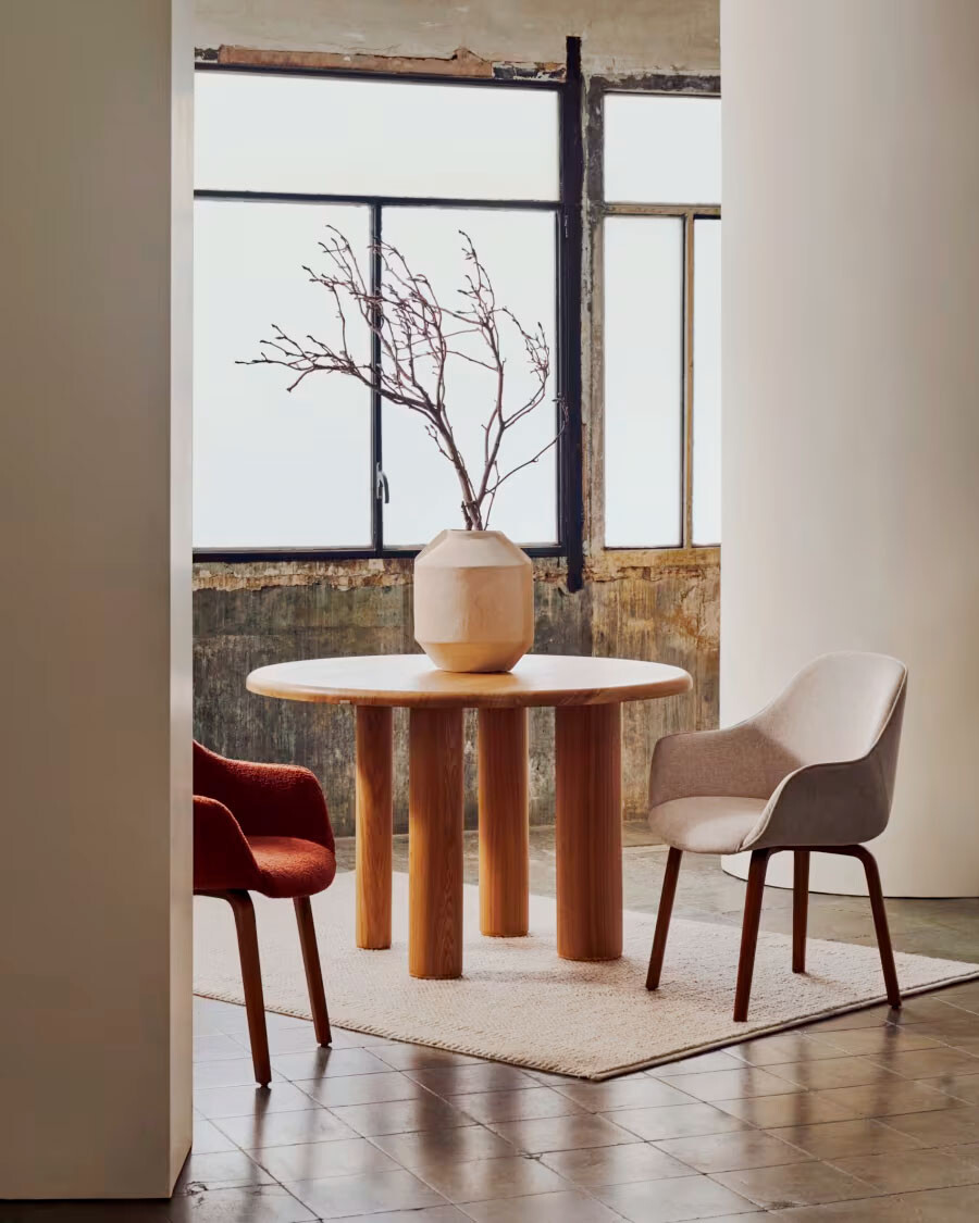 Silla Aleli de chenilla beige y patas de madera maciza de fresno con acabado nogal Silla Aleli de chenilla beige y patas de madera maciza de fresno con acabado nogal