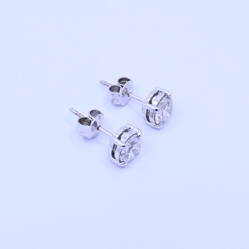 Caravanas oro 18k blanco con engarce 4 puntas y brillantes. Caravanas oro 18k blanco con engarce 4 puntas y brillantes.