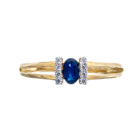 Anillo de oro 9 ktes con zafiro azul natural y circonias. Anillo de oro 9 ktes con zafiro azul natural y circonias.
