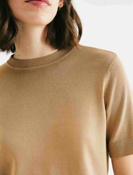 BLUSA DE MANAGA CORTA EN VISCOSA BEIGE