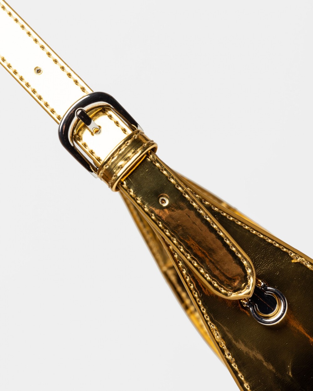 Cartera al hombro Leaf en efecto cuero charol Metalizado