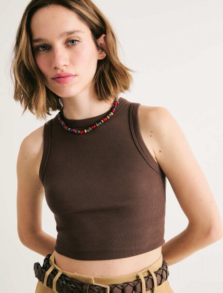 MUSCULOSA CROPPED FEMENINA EN TELA ACANALADA MARRÓN