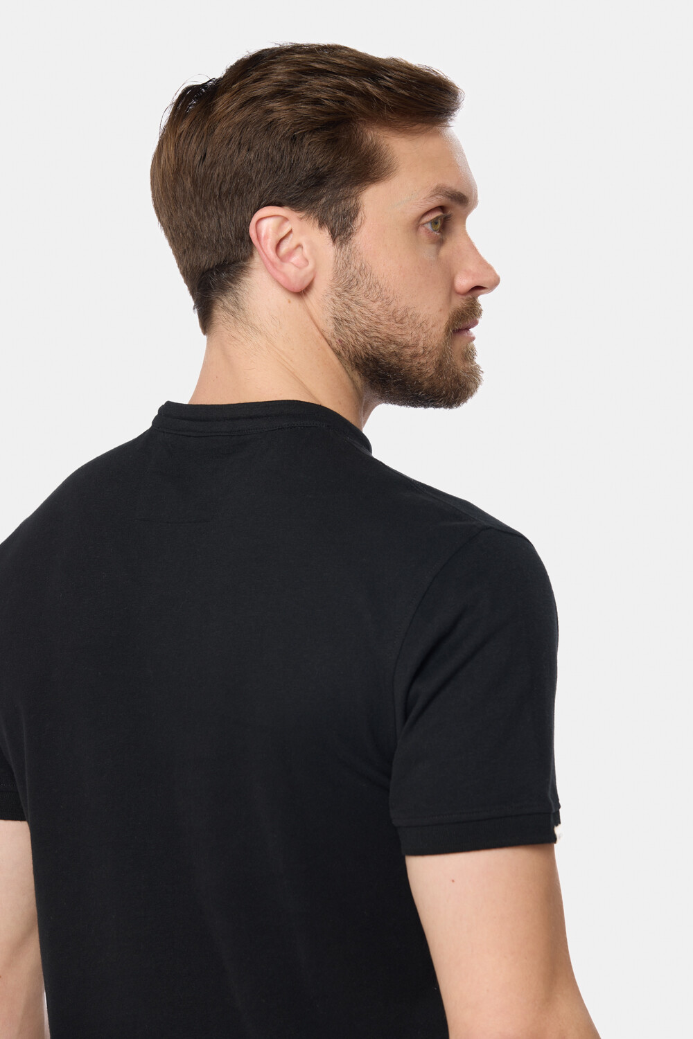 REMERA LISA CUELLO MAO Negro