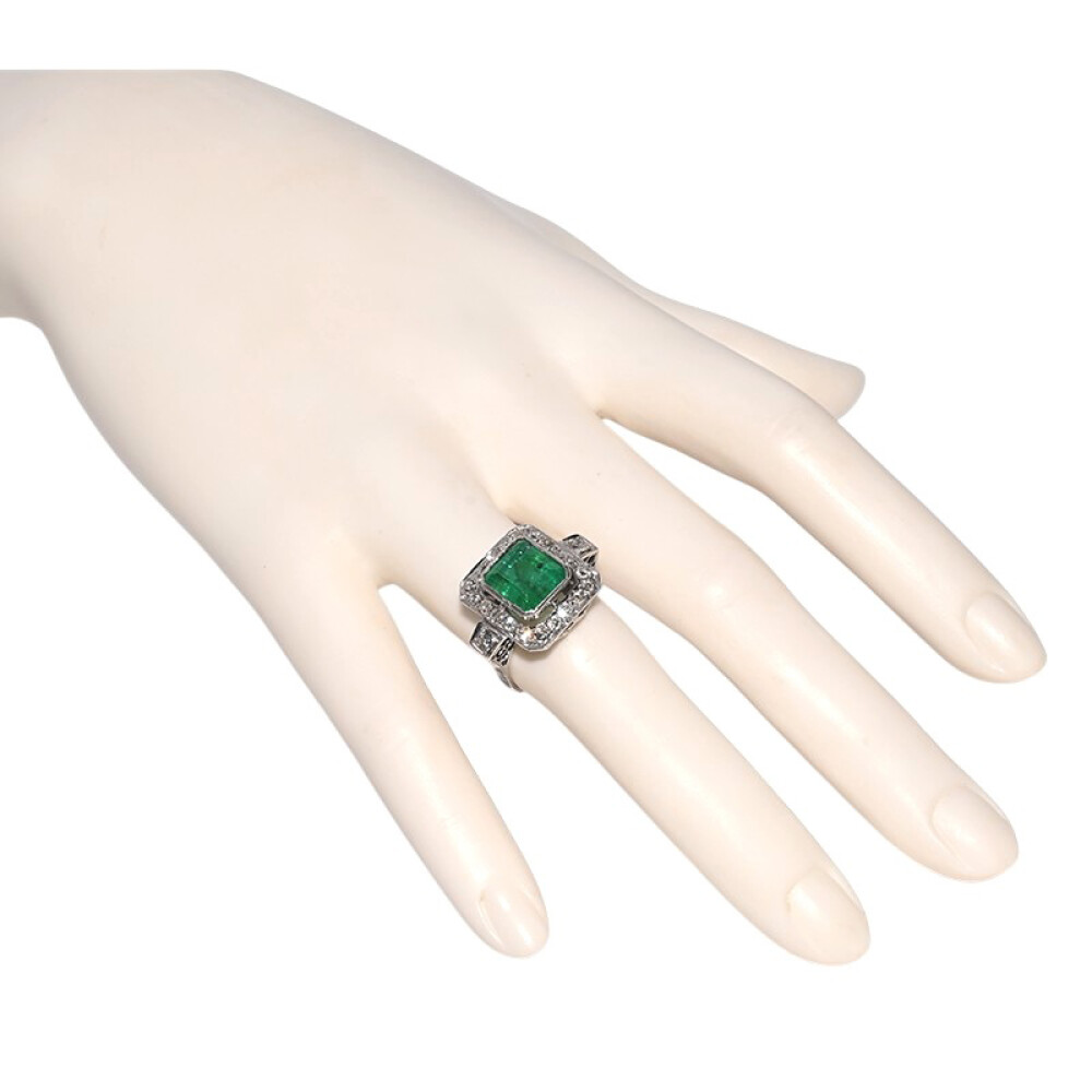 Anillo Oro 18 k blanco con esmeralda central y brillantes. Anillo Oro 18 k blanco con esmeralda central y brillantes.