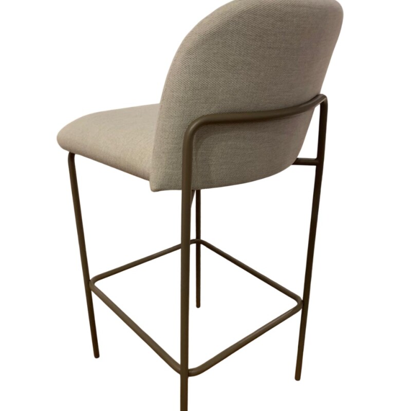 Banco Alto para barra base y patas metal choco leve / Asiento y respaldo tapizado tela Clara Banco Alto para barra base y patas metal choco leve / Asiento y respaldo tapizado tela Clara