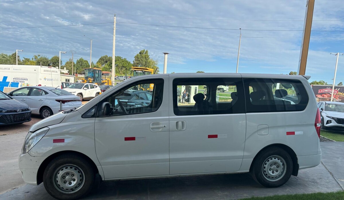 Hyundai H1 MiniBus 12 Plz GLS Diesel - 2014 Hyundai H1 MiniBus 12 Plz GLS Diesel - 2014