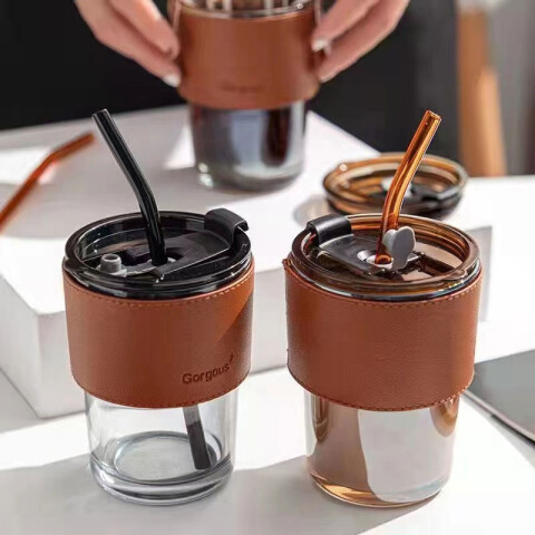 Vaso de vidrio con sorbito c/ agarre antideslizante 400ml Vaso De Vidrio Con Sorbito C/ Agarre Antideslizante 400ml