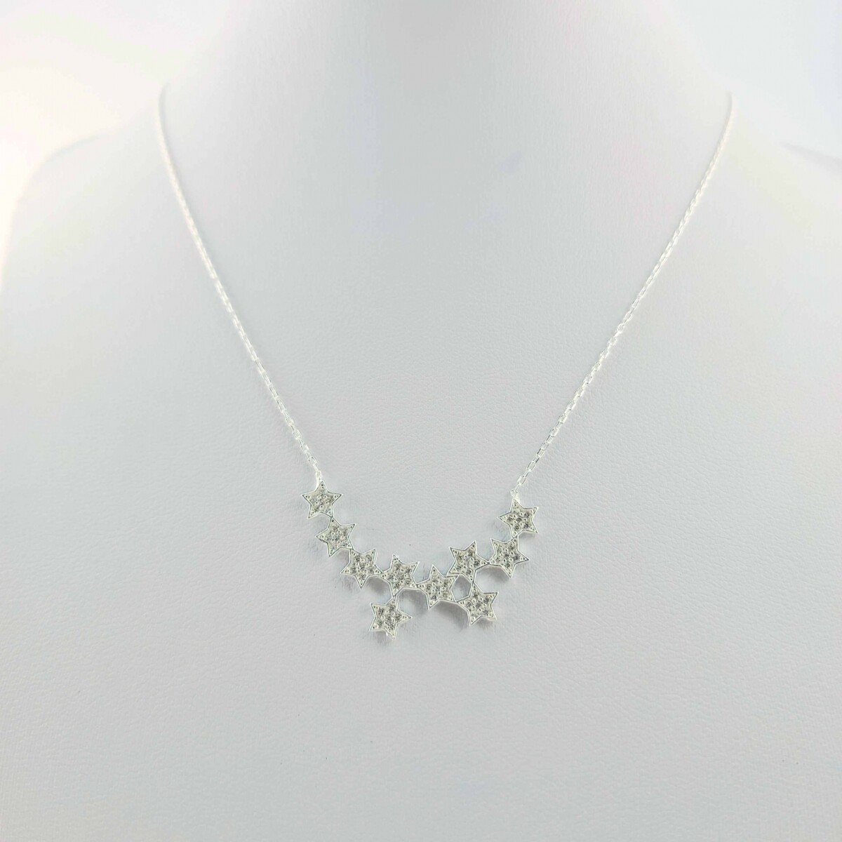 Cadena con aplique centra de plata 925 y circonias. Estrellas. 