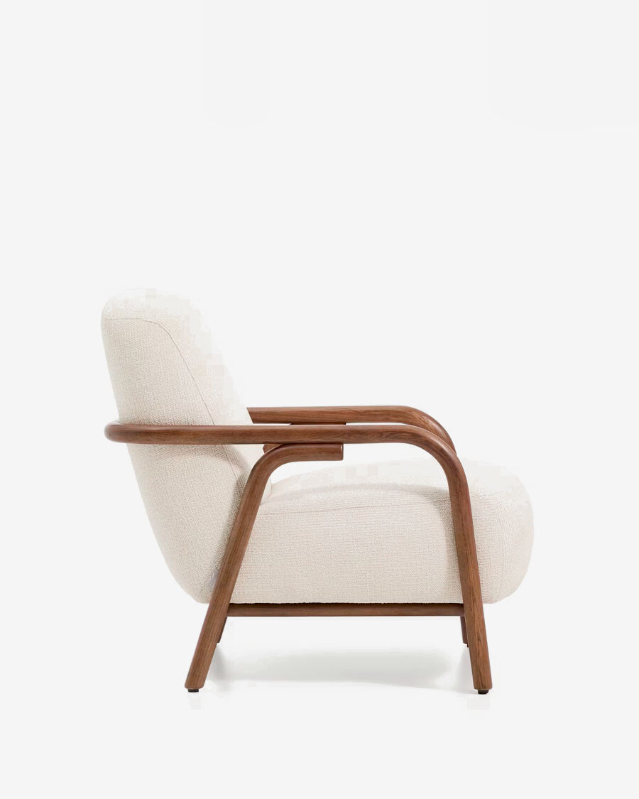 Butaca Sylo de chenilla beige y madera maciza de fresno con acabado tono nogal FSC 100% Butaca Sylo de chenilla beige y madera maciza de fresno con acabado tono nogal FSC 100%