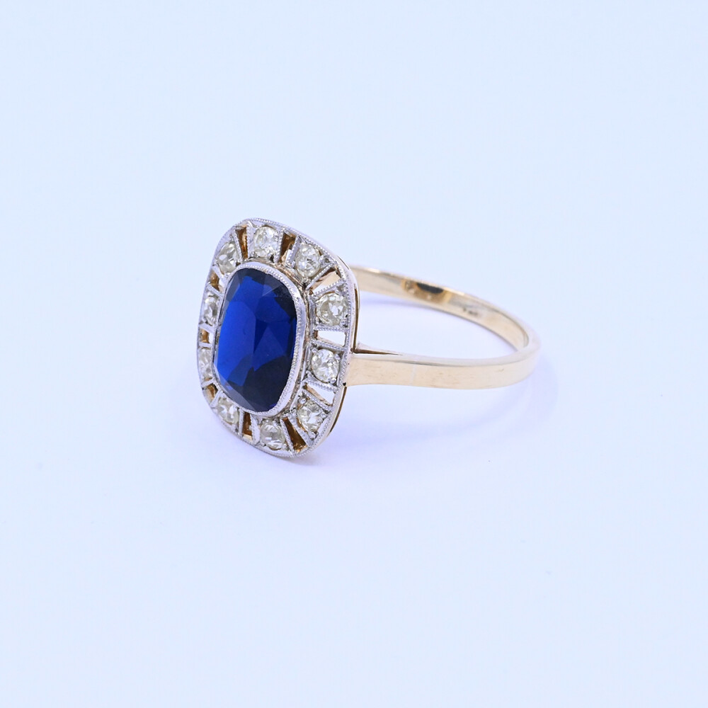 Anillo oro 18k antiguo con piedra de color y brillantes. Anillo oro 18k antiguo con piedra de color y brillantes.