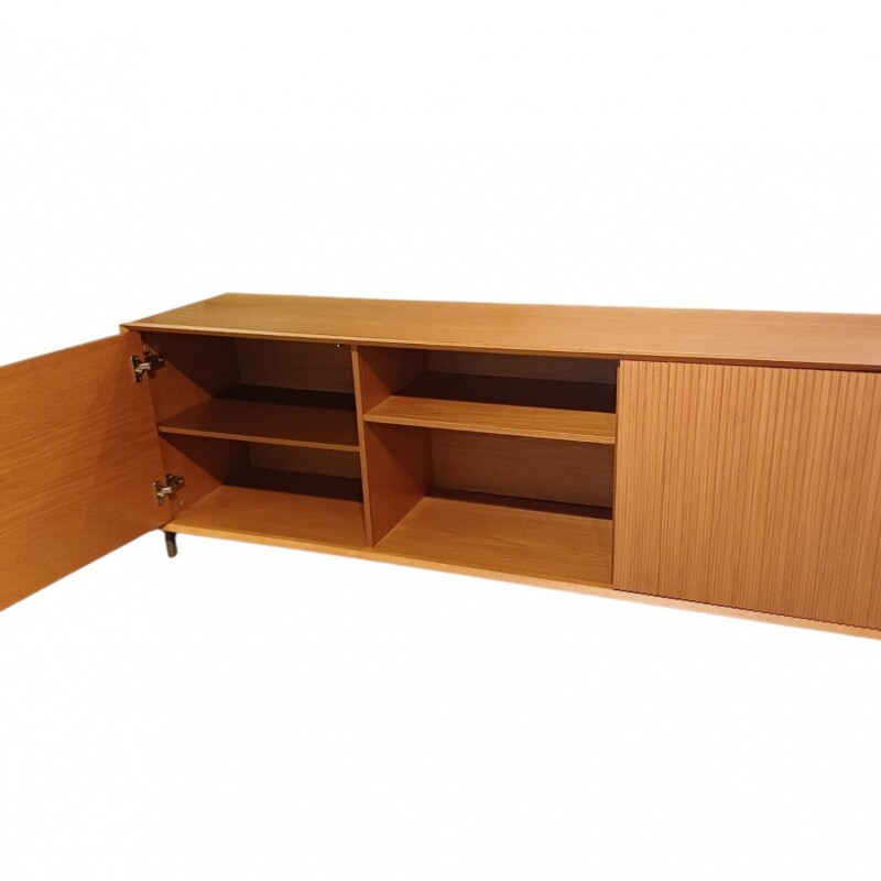 Rack madera con 2 puertas laminadas madera con listones y estante, patas metal. Rack madera con 2 puertas laminadas madera con listones y estante, patas metal.