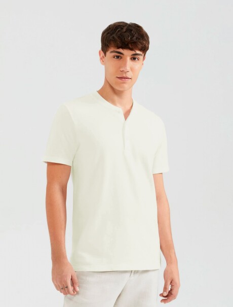 CAMISETA BÁSICA DE BOTONES BEIGE