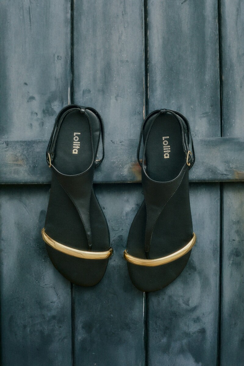 Sandalia plana con detalle metálico negro