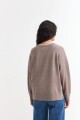Sweater con cuello abierto y tajos laterales CHOCOLATE