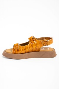 Sandalias De Cuero Croco Caramelo