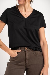 Remera Escote V Algodón Negro