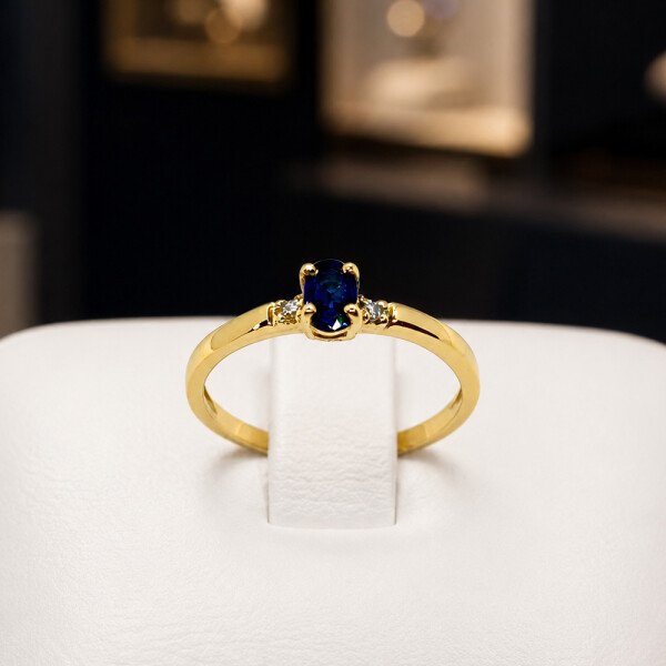 Anillo Caleda de Oro Amarillo 18k con Brillantes y Zafiro Anillo Caleda de Oro Amarillo 18k con Brillantes y Zafiro