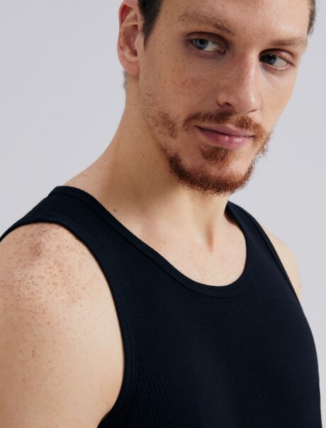 MUSCULOSA BÁSICA EN TELA ACANALADA NEGRO