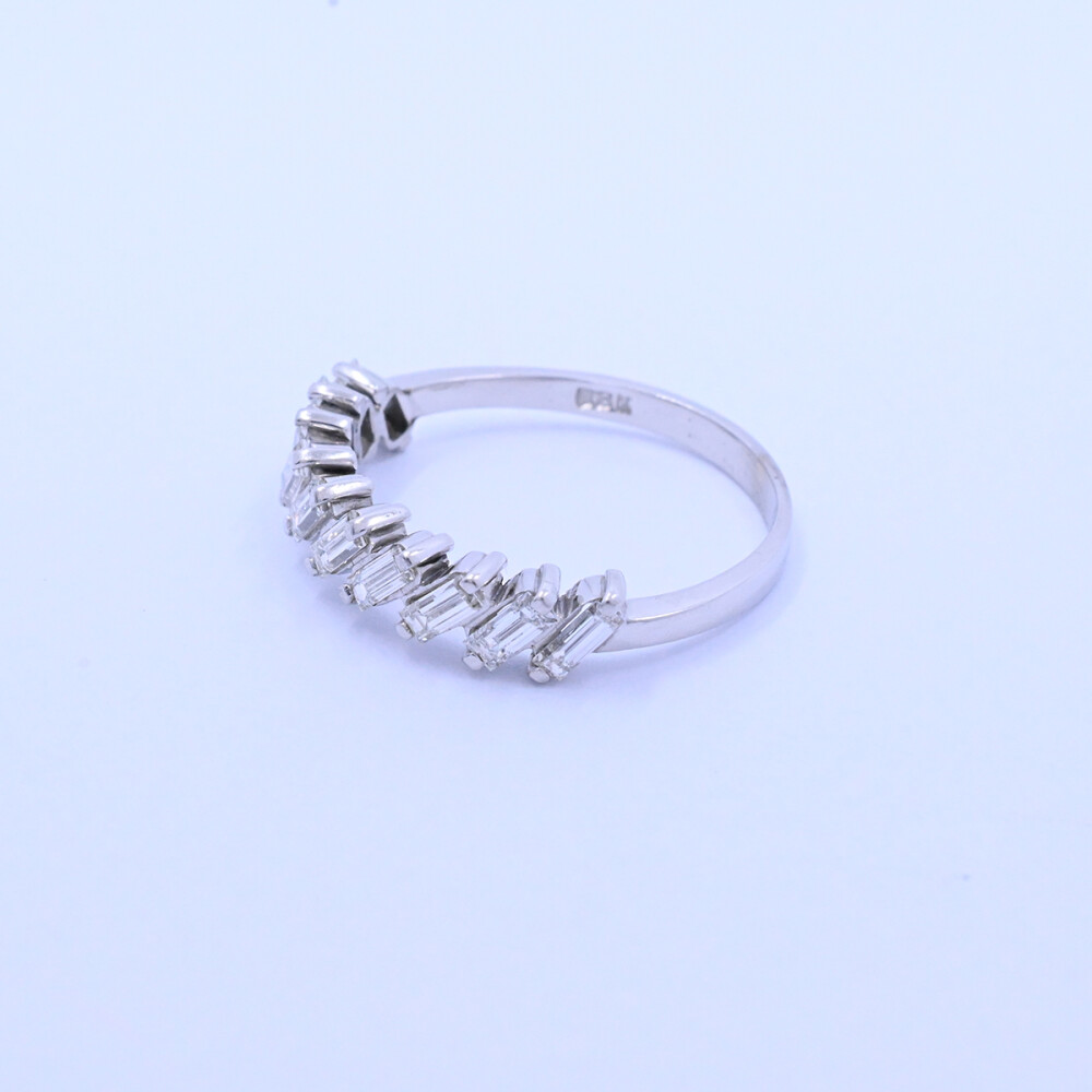 Anillo oro 18k blanco con brillantes baguette engarce 2 puntas. Anillo oro 18k blanco con brillantes baguette engarce 2 puntas.