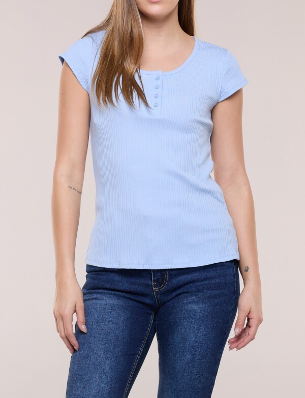 Remera Acanalada Escote Redondo Abotonado CELESTE