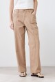 Pantalón recto con pespuntes tostado