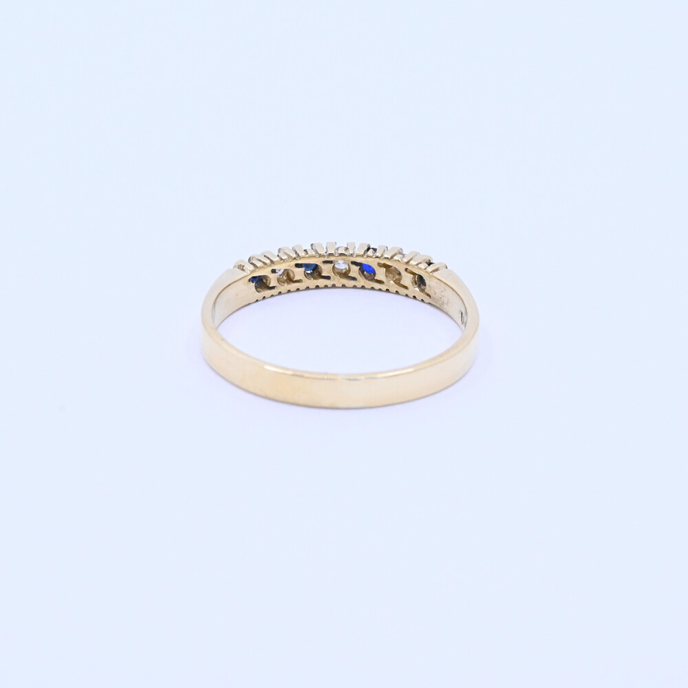 Anillo medio sin fin oro 18k amarillo con 4 zafiros y 3 brillantes. Anillo medio sin fin oro 18k amarillo con 4 zafiros y 3 brillantes.