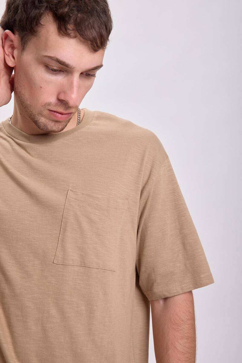 Remera slub bolsillo Marrón