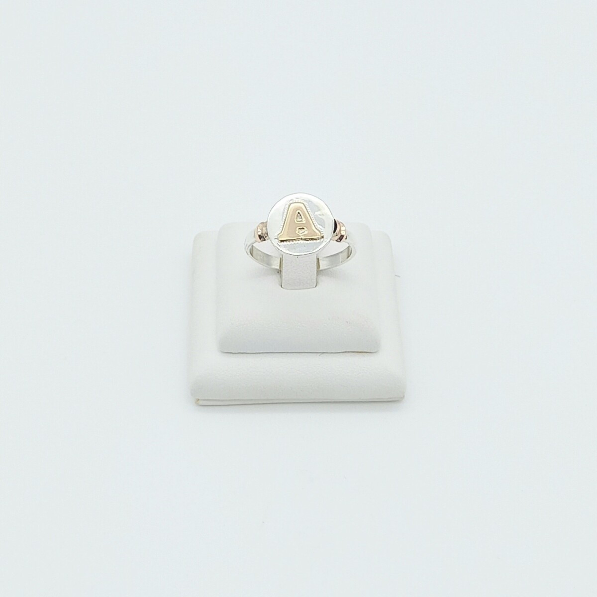 Anillo de plata 925 y oro 10 ktes, INICIAL. 