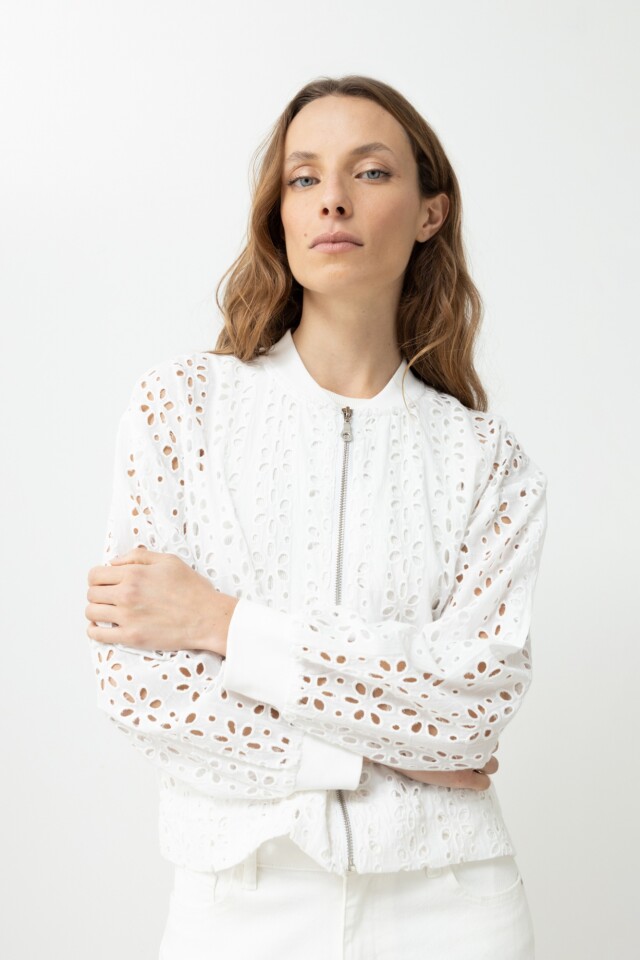 Campera broderie con cierre blanco