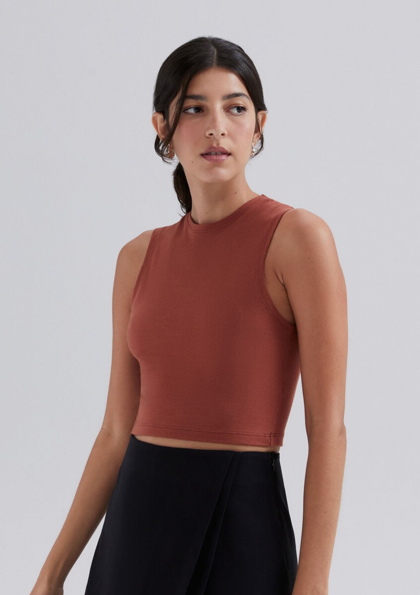 MUSCULOSA CROPPED BÁSICA - MARRÓN 