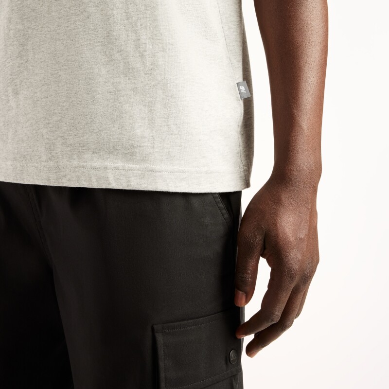 Remera New Balance de Hombre - Woven Label - MT53928AGM GREY