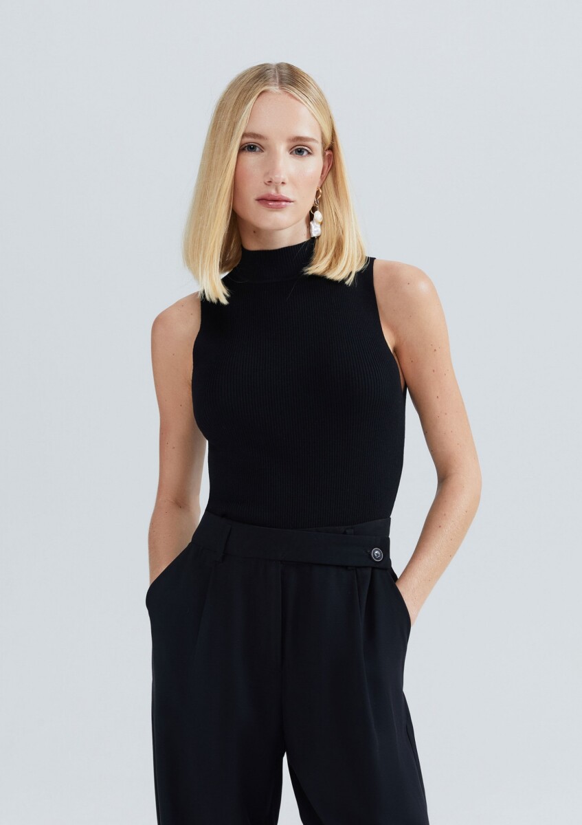 MUSCULOSA EN TELA ACANALADA CON CUELLO ALTO - NEGRO 