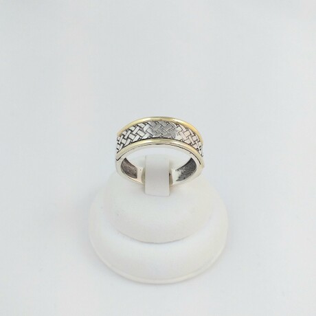 Anillo tipo cinta de plata 925 con double en oro 18Ktes. Anillo tipo cinta de plata 925 con double en oro 18Ktes.