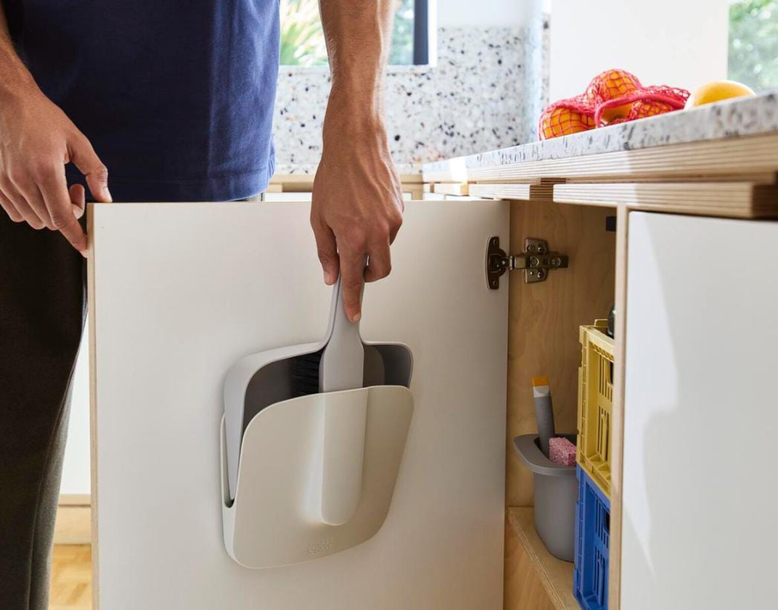 Set Pala y Cepillo CleanTech™ con Soporte Mural Joseph Joseph 