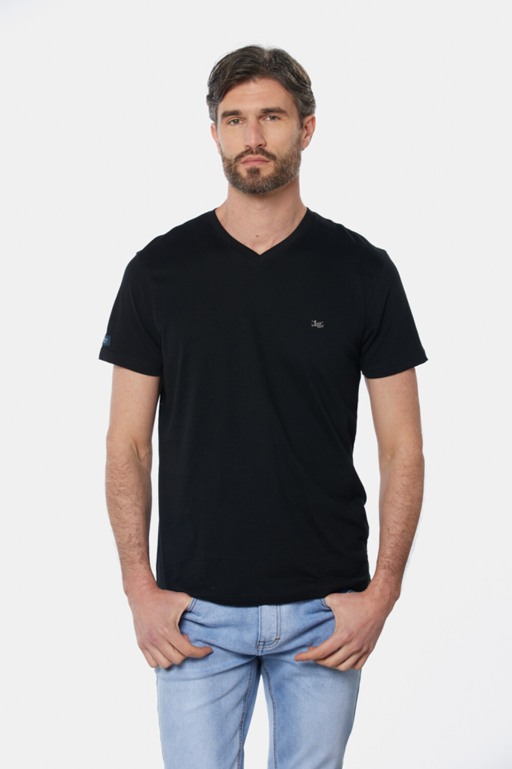 REMERA LISA ESCOTE V Negro