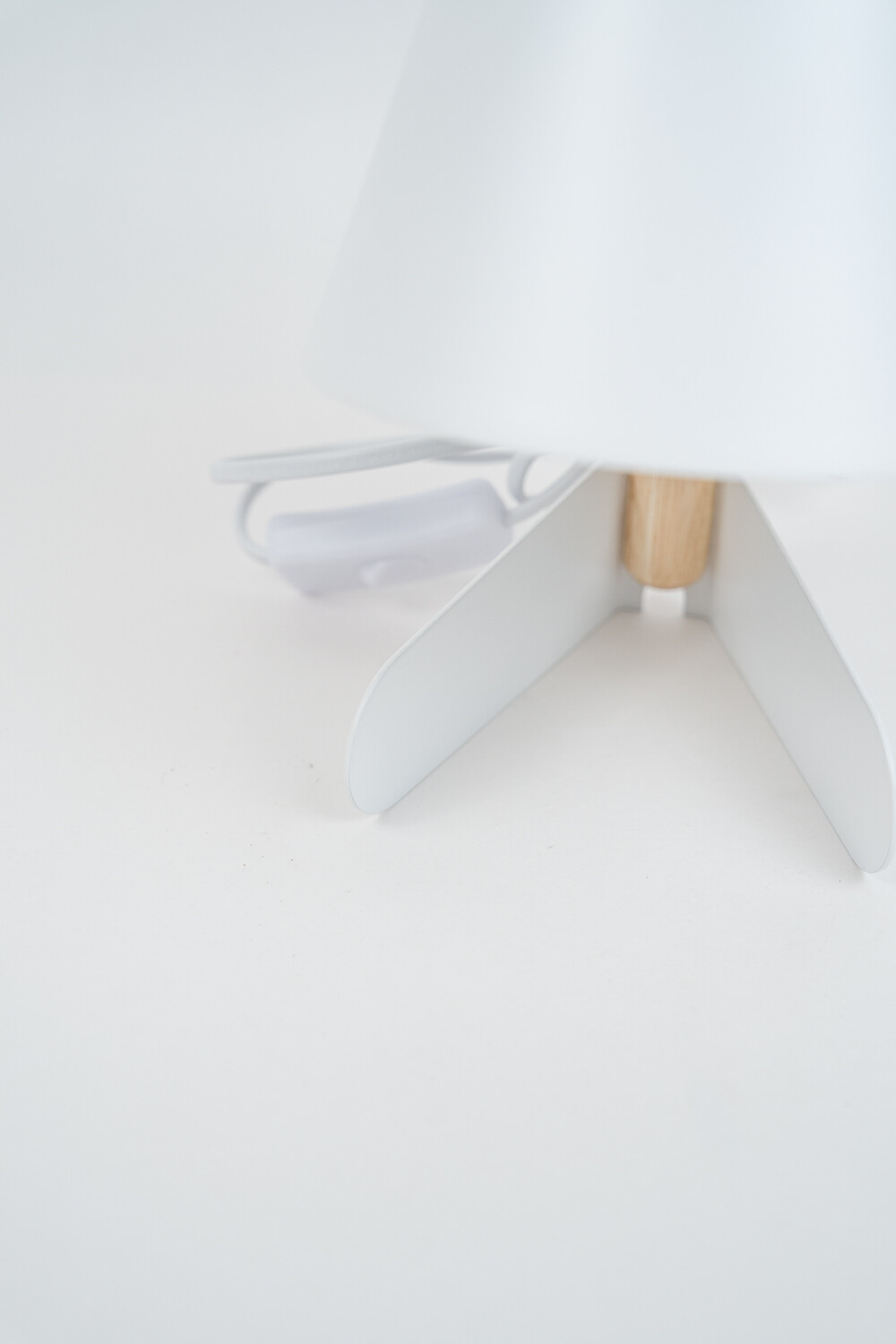 Lampara De Mesa Daelis Blanco