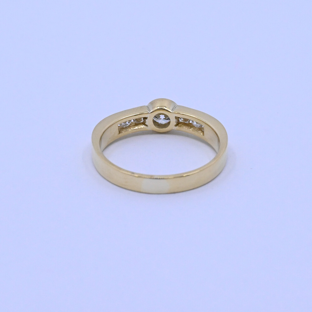 Anillo oro 18k y brillantes. Anillo oro 18k y brillantes.