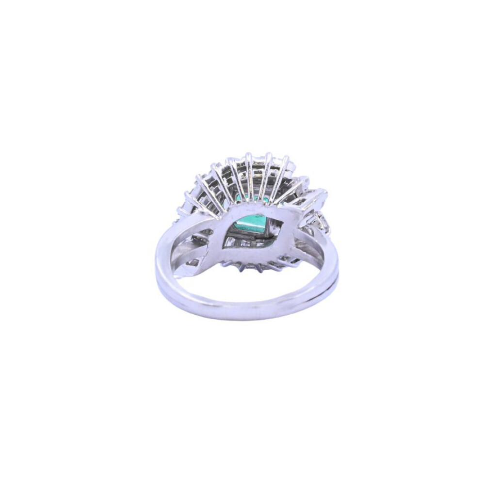 Anillo oro 18 k con esmeralda central brillantes navette y baguette. Anillo oro 18 k con esmeralda central brillantes navette y baguette.