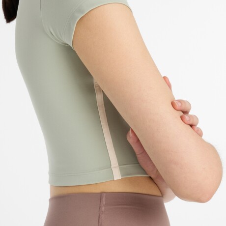 Remera New Balance de Dama - Harmony Fitted - WT51134GAS GREEN