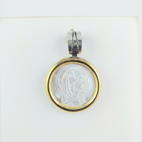 Medalla de plata 925 con doublé en oro 18K, virgen niña en nácar, diámetro 2.5cm, espesor 4mm Medalla de plata 925 con doublé en oro 18K, virgen niña en nácar, diámetro 2.5cm, espesor 4mm