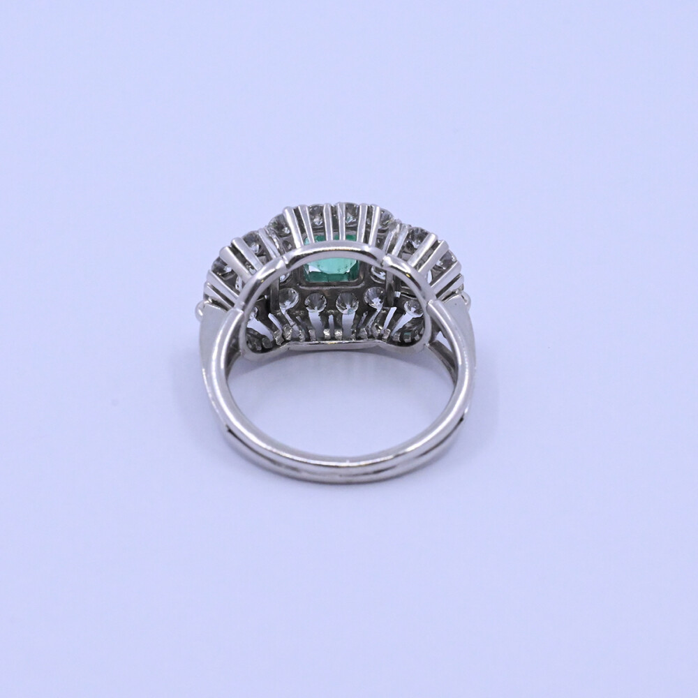Anillo oro 18k blanco con esmeralda y brillantes. Anillo oro 18k blanco con esmeralda y brillantes.