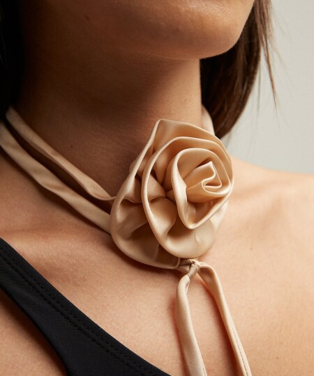 CHOKER FLEUR SATIN NUDE